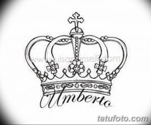 Черно-белое фото тату с изображением короны и надписью 'Umberto'. Эскиз выполнен в графическом стиле с четкими линиями и детальной проработкой.