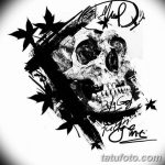 Черно-белое фото тату с изображением черепа, выполненного в стиле blackwork. Рисунок дополнен брызгами краски и растительными элементами.