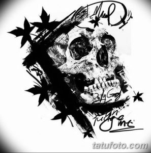 Черно-белое фото тату с изображением черепа, выполненного в стиле blackwork. Рисунок дополнен брызгами краски и растительными элементами.