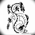 Эскиз татуировки с изображением дракона, выполненный в стиле трайбл. Черно-белый рисунок с динамичными линиями и острыми формами.