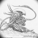 Черно-белый эскиз татуировки Чужого из фильма "Чужой". Детализированная прорисовка головы и тела, с акцентом на текстуру и форму.