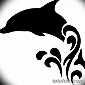 Черно-белый эскиз татуировки, изображающий дельфина, выпрыгивающего из воды. Подходит для тех, кто любит море, свободу и позитив.
