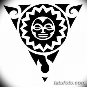 Черно-белый эскиз татуировки маски, выполненный в стиле трайбл с использованием геометрических фигур и спиральных узоров. Подходит для любителей мистики и этнических мотивов.