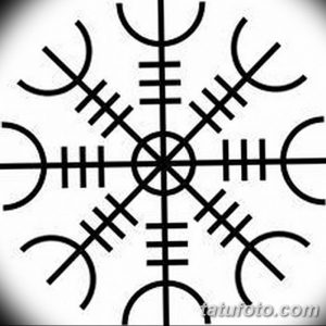 Фото татуировки в славянском стиле, изображающей Коловрат – древний славянский символ солнца. Черный рисунок, символизирует силу, удачу и защиту.