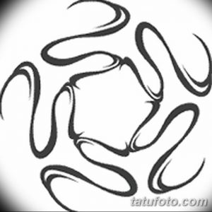 Черно-белый эскиз татуировки, состоящий из переплетающихся плавных линий, создающих абстрактный узор.