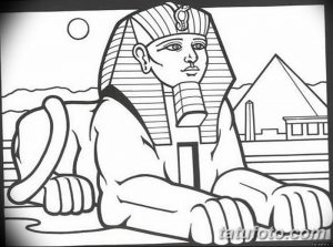Черно-белый эскиз татуировки, изображающий Сфинкса на фоне пирамид и луны. Подходит для любителей истории и мифологии.