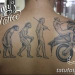 Фото татуировки на спине, изображающей эволюцию человека, заканчивающуюся мотоциклистом. Черно-серый рисунок с детальной проработкой.