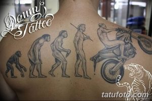 Фото татуировки на спине, изображающей эволюцию человека, заканчивающуюся мотоциклистом. Черно-серый рисунок с детальной проработкой.