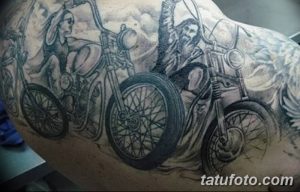 Фото тату на теле: рисунок мотоциклов и девушек в стиле пин-ап, выполненный в черно-серых тонах. Детализированный эскиз татуировки.