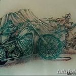 Фото тату: рисунок мотоцикла и скелета, выполненный в стиле old school. Эскиз татуировки с использованием черного и зеленого цветов.