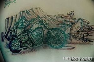Фото тату: рисунок мотоцикла и скелета, выполненный в стиле old school. Эскиз татуировки с использованием черного и зеленого цветов.