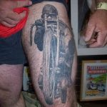 Фото тату на бедре: детализированное изображение классического чоппера, выполненное в черно-серых тонах с акцентом на хромированные детали.