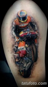 Фото тату реалистичного изображения гонщика на мотоцикле Honda Repsol, выполненного в ярких цветах с высокой детализацией.
