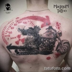 Фото тату: большая татуировка на груди и плече с изображением мотоцикла, воронов и спидометра. Черно-красный эскиз татуировки в готическом стиле.
