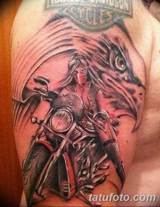 Фото тату мотоцикла Harley Davidson на плече. Детализированный рисунок с изображением орла и логотипа бренда.