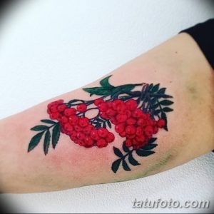 Фото татуировки рябины на руке. Красные ягоды и зеленые листья создают яркий и привлекательный рисунок.