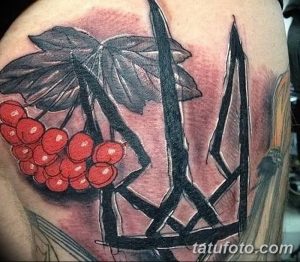 Фото тату с изображением грозди рябины и украинского тризуба. Патриотичный рисунок с использованием черного и красного цветов.