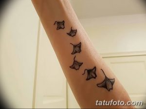 Фото минималистичных татуировок манта на запястье. Небольшие черно-белые рисунки, расположенные в ряд.