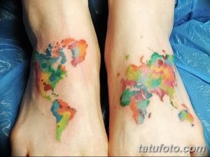 Фото тату: яркие акварельные татуировки с изображением карты мира на лодыжках. Нежные цвета и размытые контуры создают эффект акварельной живописи.
