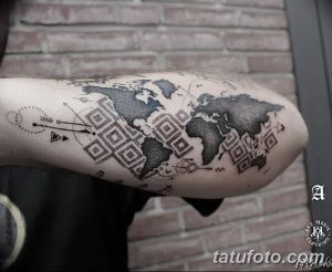 Фото тату: татуировка на руке с изображением карты мира, выполненной в стиле дотворк и дополненной геометрическими фигурами и стрелками.