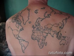 Фото тату: контурная карта мира на спине, выполненная тонкими черными линиями, с небольшими деталями в виде облаков.