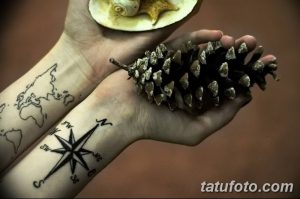 Фото парных тату на запястьях: карта мира на одном запястье и компас на другом. Минималистичный рисунок татуировки для пары.