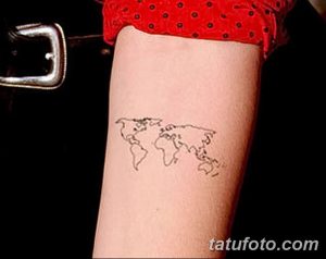 Фото тату: минималистичная карта мира, выполненная тонкими черными линиями на предплечье. Изображение выглядит как контурный рисунок.