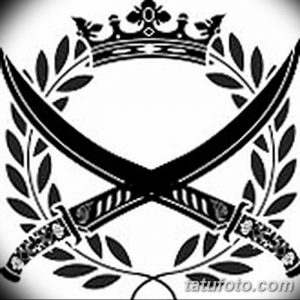 Черно-белый эскиз татуировки с изображением короны над скрещенными саблями, окруженными лавровыми ветвями. Идеально для любителей истории и символизма.