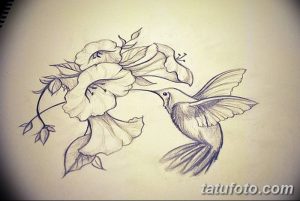 Эскиз татуировки колибри, парящей над цветком, выполненный в акварельном стиле. Подходит для любителей нежных и романтичных тату.