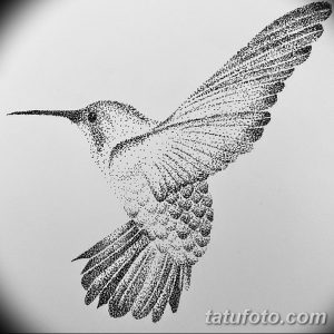 Уникальная татуировка колибри, выполненная техникой pointillism (пуантилизм), создает эффект объема и детализации с помощью множества точек.