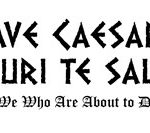 Черно-белое фото татуировки с надписью на латыни 'Ave Caesar, Morituri Te Salutant' и ее переводом на английский язык. Стиль - готический шрифт.