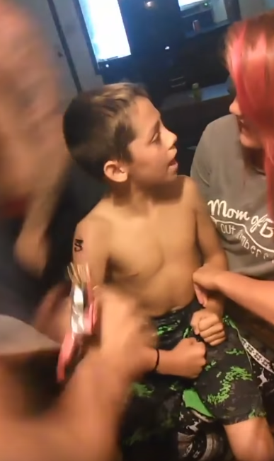 Мать арестована за то что 10-летний сын набил татуировку - картинка 2