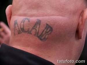 Фото тату надписи ACAB на затылке. Черно-серый рисунок татуировки, выполненный простыми линиями. Пример тату для тех, кто хочет выразить свою позицию.