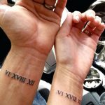 Фото тату: парные татуировки с римскими цифрами VI XVI VII XIX на запястьях двух людей. Символ связи и общности.