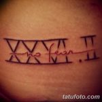 Фото тату: татуировка с римскими цифрами VXXXV и надписью 'no fear' на коже. Символ смелости и уверенности в себе.