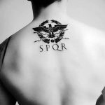 Фото тату: минималистичная татуировка с изображением римского орла и надписью SPQR на спине. Символ римской республики и империи.