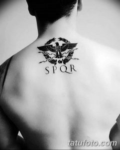 Фото тату: минималистичная татуировка с изображением римского орла и надписью SPQR на спине. Символ римской республики и империи.