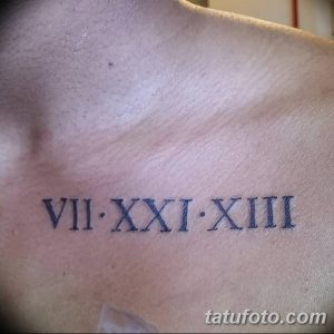 Фото тату на ключице: римские цифры VII XXI XIII, выполненные черными чернилами в минималистичном стиле. Простой и элегантный рисунок татуировки.