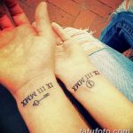 Фото парных тату на запястьях: изображение ключей и римских цифр, выполненное черными чернилами в минималистичном стиле. Символический рисунок татуировки для влюбленных.