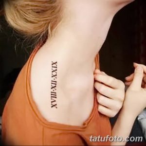 Черно-белое фото татуировки с римскими цифрами XVII.XII.XIX на шее женщины. Минималистичный дизайн, тонкие линии, небольшое изображение.