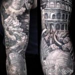 Фото тату Колизея на руке, выполненное в реалистичном стиле с использованием черно-серых оттенков. Детализированный рисунок охватывает большую часть предплечья.
