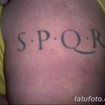 Фото тату с надписью SPQR на плече. Черно-серый рисунок татуировки, исторический стиль, латинская фраза.