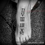 Фото тату с римскими цифрами IIV III III X VI на стопе. Черно-белый рисунок татуировки, вертикальное расположение, минималистичный стиль.