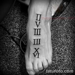 Фото тату с римскими цифрами IIV III III X VI на стопе. Черно-белый рисунок татуировки, вертикальное расположение, минималистичный стиль.