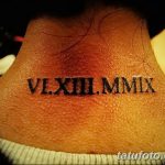 Фото тату с римскими цифрами VI.XIII.MMIX на шее. Черный рисунок татуировки, минималистичный стиль, памятная дата.
