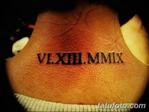 Фото тату с римскими цифрами VI.XIII.MMIX на шее. Черный рисунок татуировки, минималистичный стиль, памятная дата.
