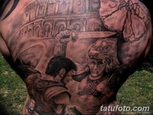 Фото тату: масштабная татуировка на всю спину, изображающая сцену гладиаторского боя. Идеально для любителей истории и эпических сюжетов.