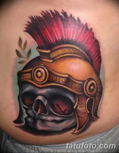 Фото тату: оригинальная татуировка, сочетающая в себе изображение черепа и спартанского шлема. Идеально для тех, кто ищет необычные и символичные рисунки.