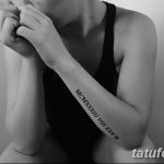 Фото тату с римскими цифрами на запястье, выполненное тонкими линиями черного цвета. Изящный и минималистичный дизайн, подходящий для женщин.