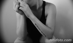 Фото тату с римскими цифрами на запястье, выполненное тонкими линиями черного цвета. Изящный и минималистичный дизайн, подходящий для женщин.